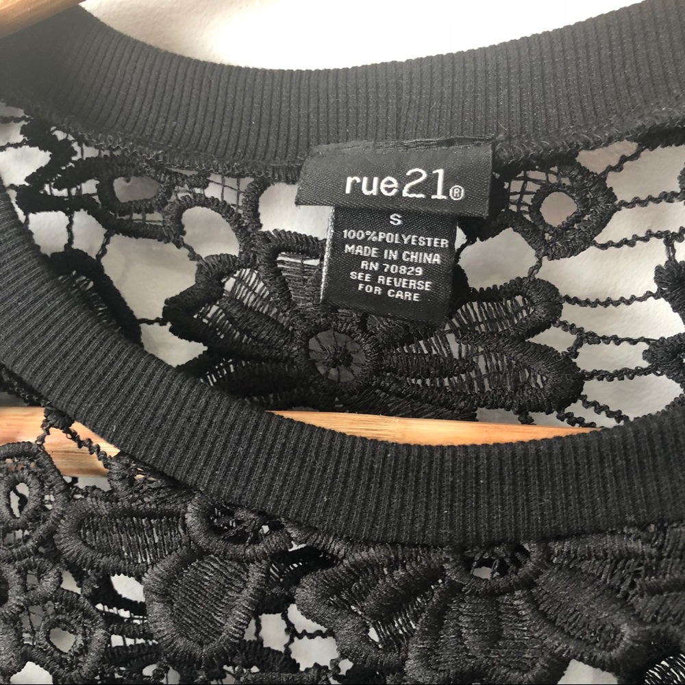 ❌SOLD❌ Black Open Knit Floral Crochet Top - Picture 4 of 7